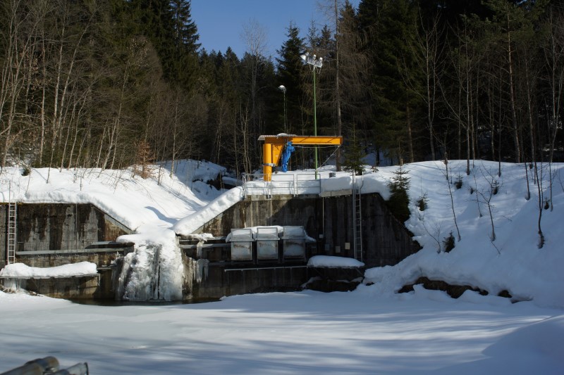 The sampling system in the Erlenbach River during winter